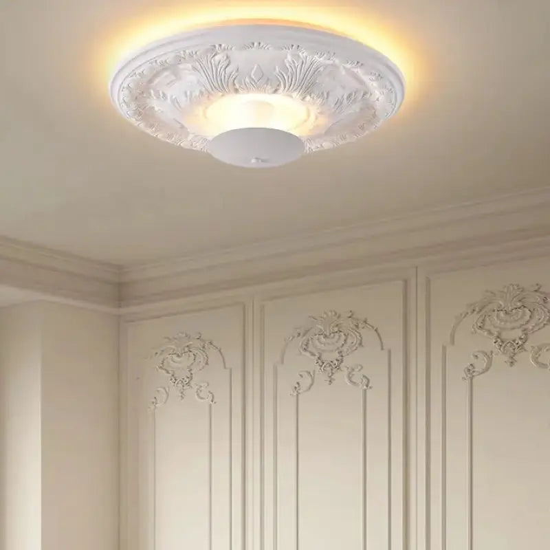 Plafonnier décoratif blanc style classique élégant décor élégant