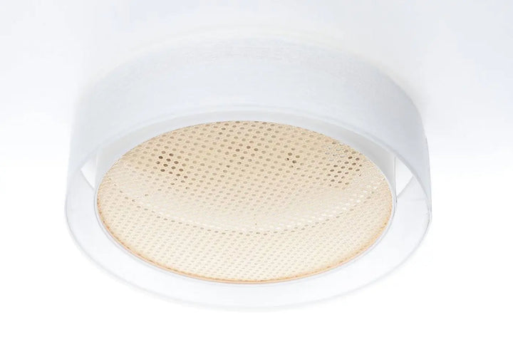 Plafonnier design blanc crème avec diffuseur en verre dépoli et panneau en rotin naturel perforé puRO rattan