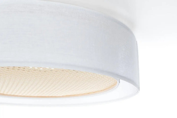 Plafonnier design blanc crème avec abat-jour en rotin naturel tissé pour un éclairage élégant