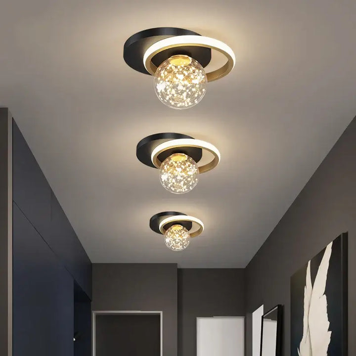 Plafonnier design avec boule cristal et lumière tamisée