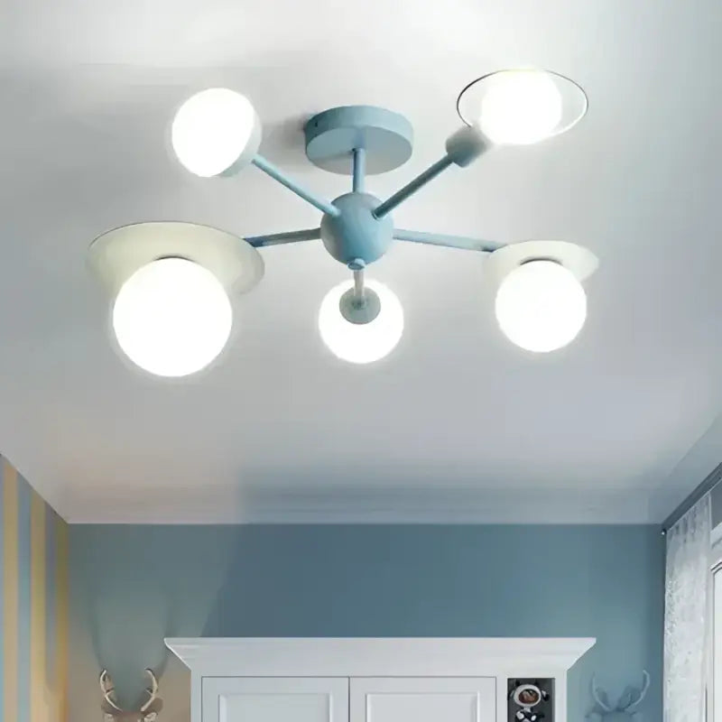 Plafonnier design avec boules lumineuses pour chambre enfant