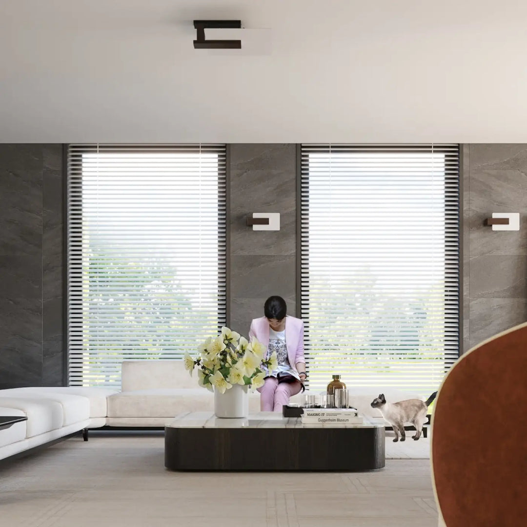Luminaire plafonnier wenge avec vase en céramique blanche et bouquet de fleurs jaunes pale style bois lappo