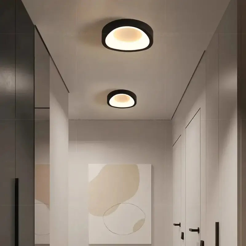 Plafonnier design led compact pour couloir moderne élégant