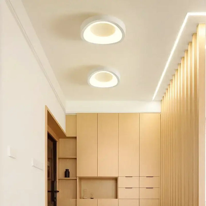 Plafonnier design led compact pour couloir moderne élégant