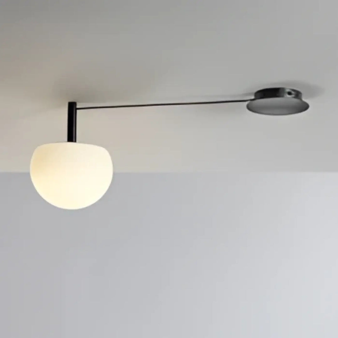 Suspension luminaire aiko avec bras métal noir et globe blanc dépoli pour plafonnier design et décoration intérieure