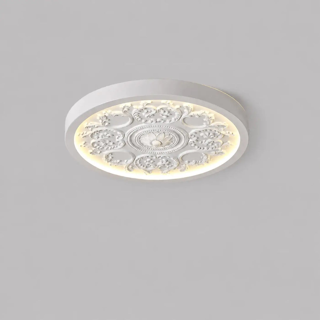 Luminaire plafonnier rostel blanc avec design rond et relief floral émettant une lumière chaude douce