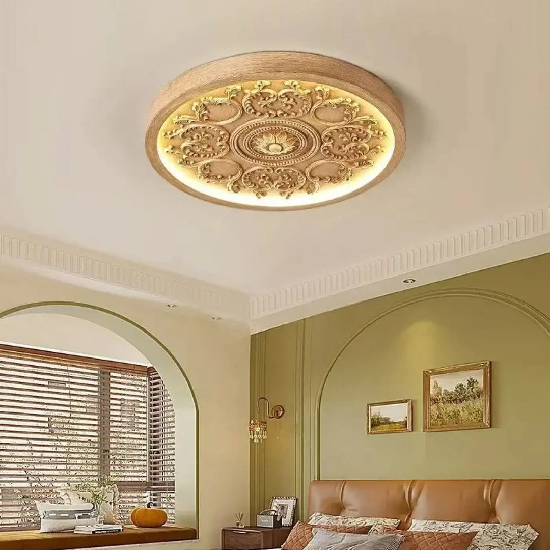 Luminaire plafonnier rostel avec design rond, ornement doré et cadre en bois naturel pour un plafonnier design rond élégamment décoratif