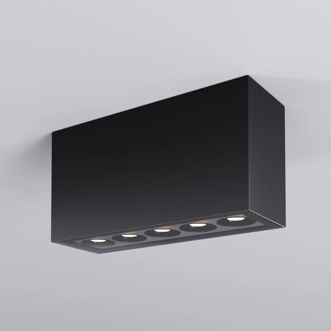 Plafonnier extérieur en métal graphite avec quatre ampoules led encastrées long d’une galerie luminaire extérieur ares