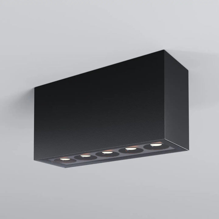Plafonnier extérieur en métal graphite avec quatre ampoules led encastrées long d’une galerie luminaire extérieur ares