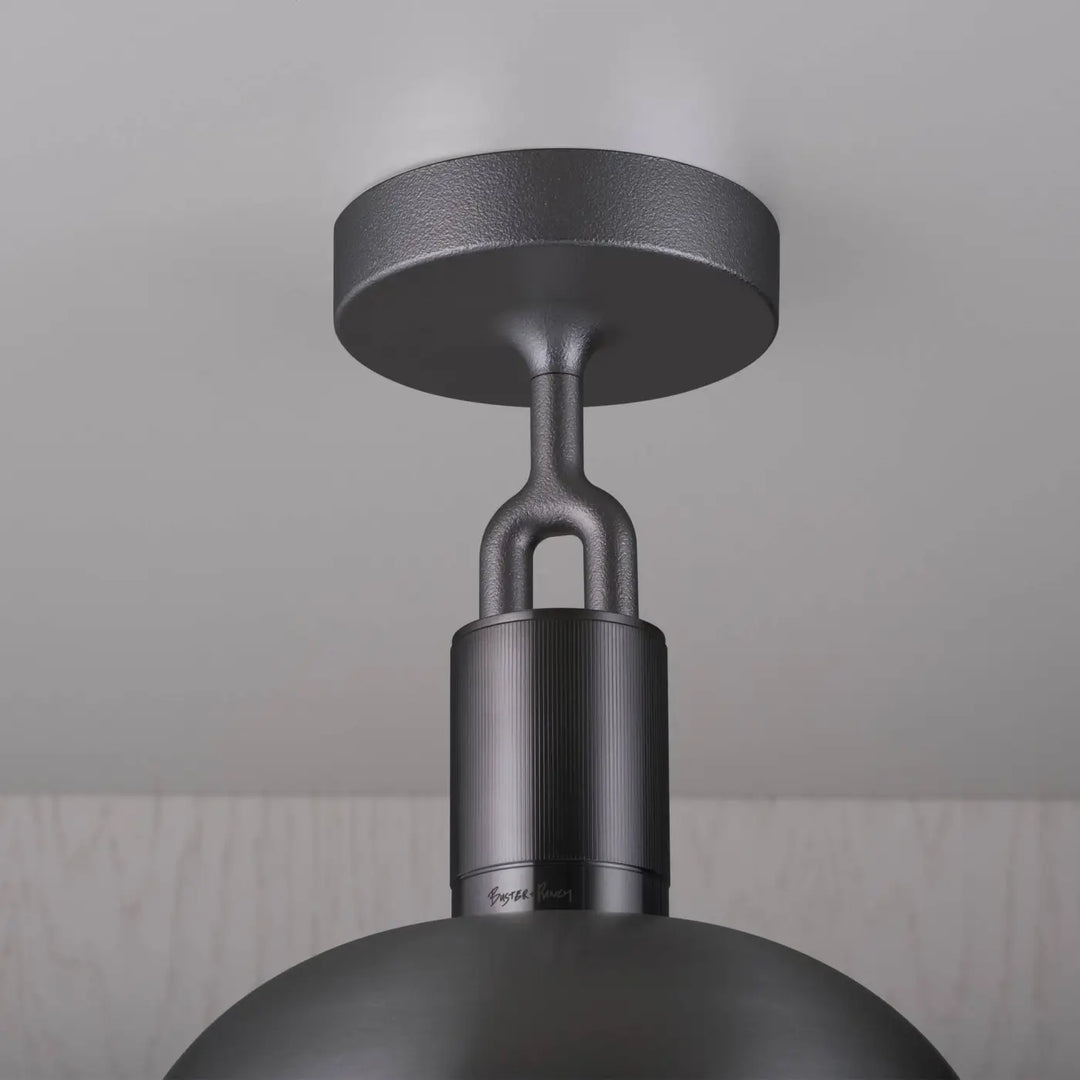 Plafonnier Forked modèle moyen en finition grise avec abat-jour en métal et globe en verre opale #couleur_gris