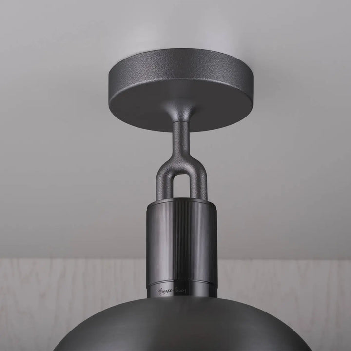 Plafonnier Forked modèle moyen en finition grise avec abat-jour en métal et globe en verre opale #couleur_gris