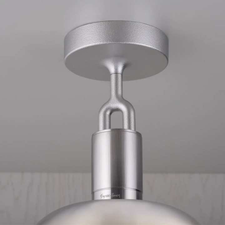 Plafonnier Forked grand modèle en finition acier brûlé avec abat-jour en métal et globe en verre opale #couleur_multicolore