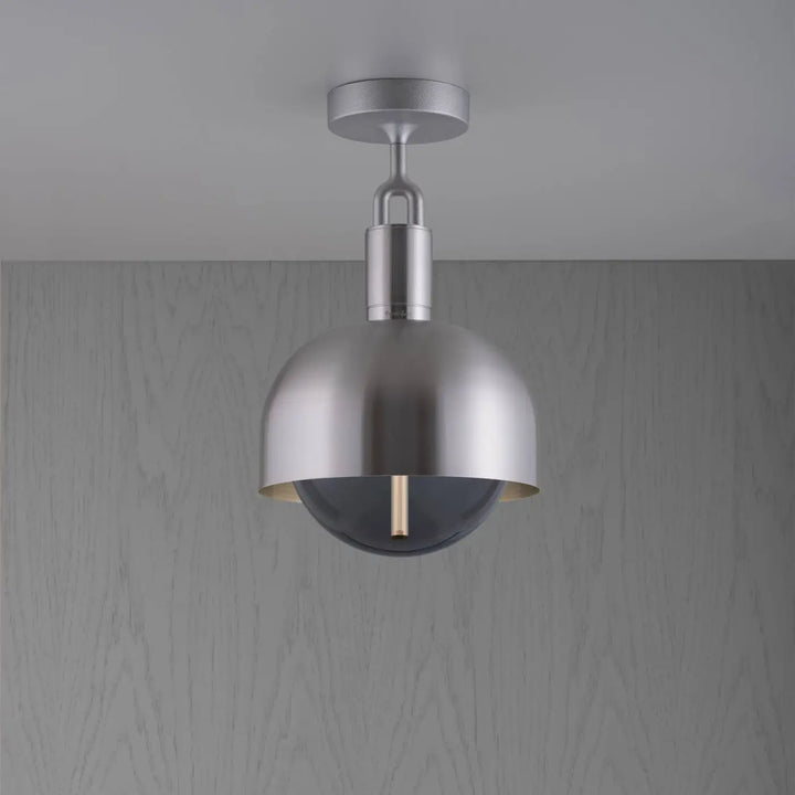 Plafonnier Forked modèle moyen à abat-jour et globe fumé, finition acier #couleur_argent
