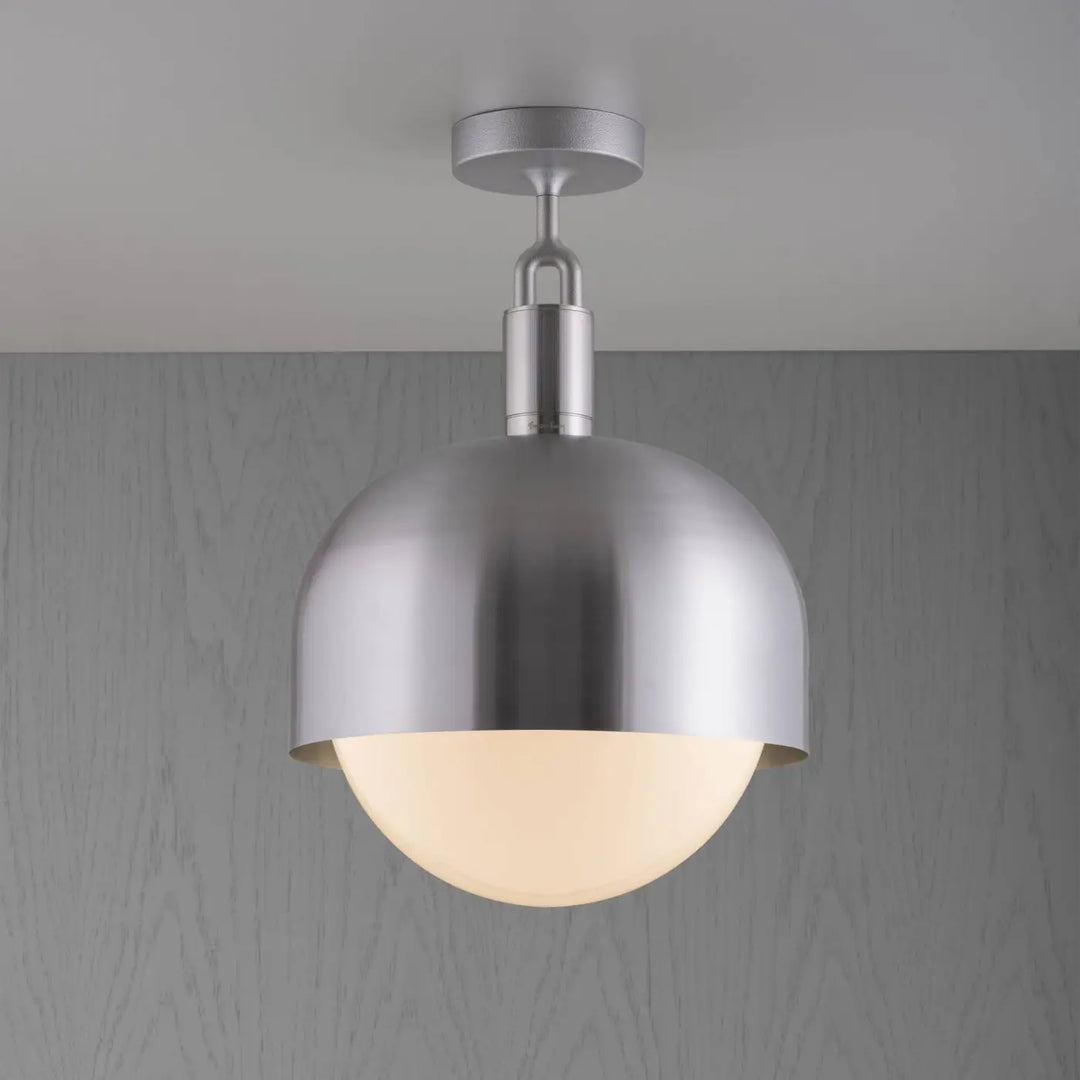 Plafonnier Forked grand modèle à abat-jour et globe opale, finition acier #couleur_argent