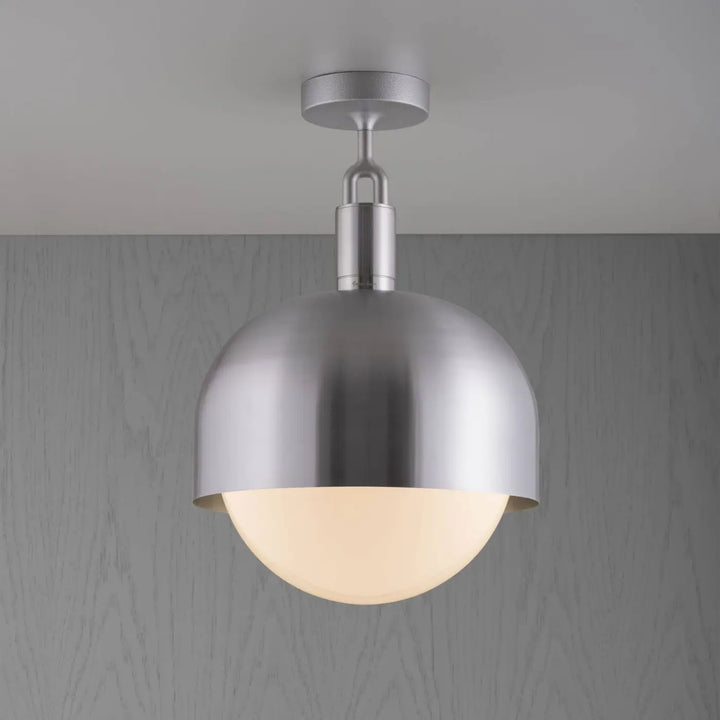 Plafonnier Forked grand modèle à abat-jour et globe opale, finition acier #couleur_argent