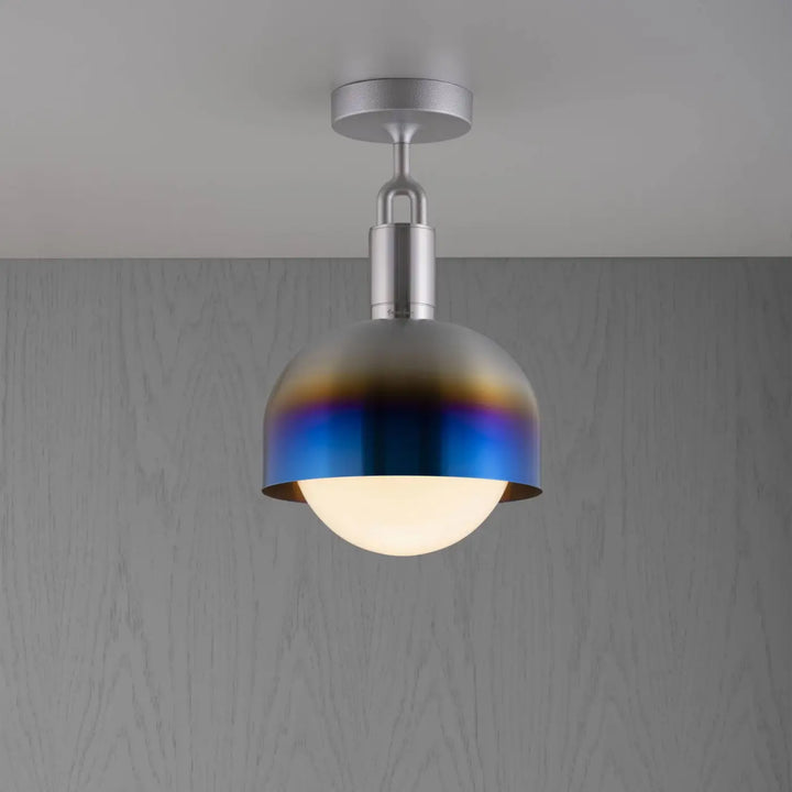 Plafonnier Forked modèle moyen à abat-jour et globe opale, finition acier brûlé #couleur_multicolore