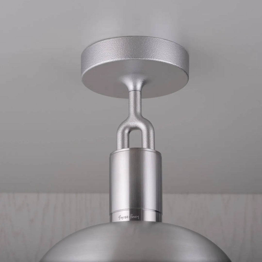 Plafonnier Forked grand modèle en finition acier avec abat-jour en métal et globe en verre opale #couleur_argent