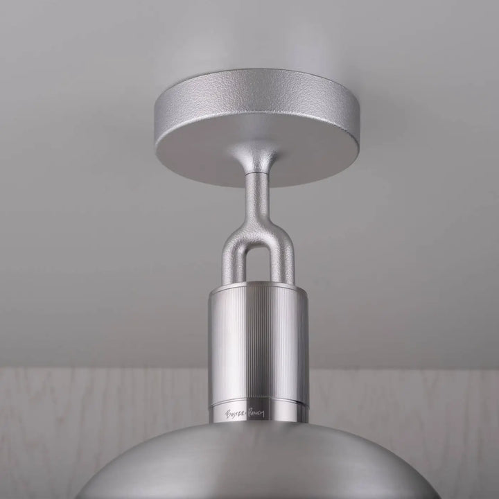 Plafonnier Forked grand modèle en finition acier avec abat-jour en métal et globe en verre opale #couleur_argent
