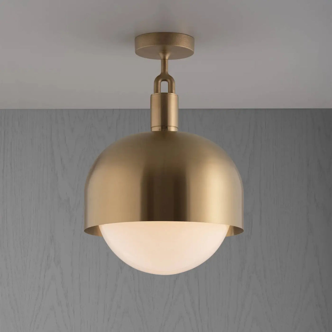 Plafonnier Forked grand modèle à abat-jour et globe opale, finition laiton #couleur_dor