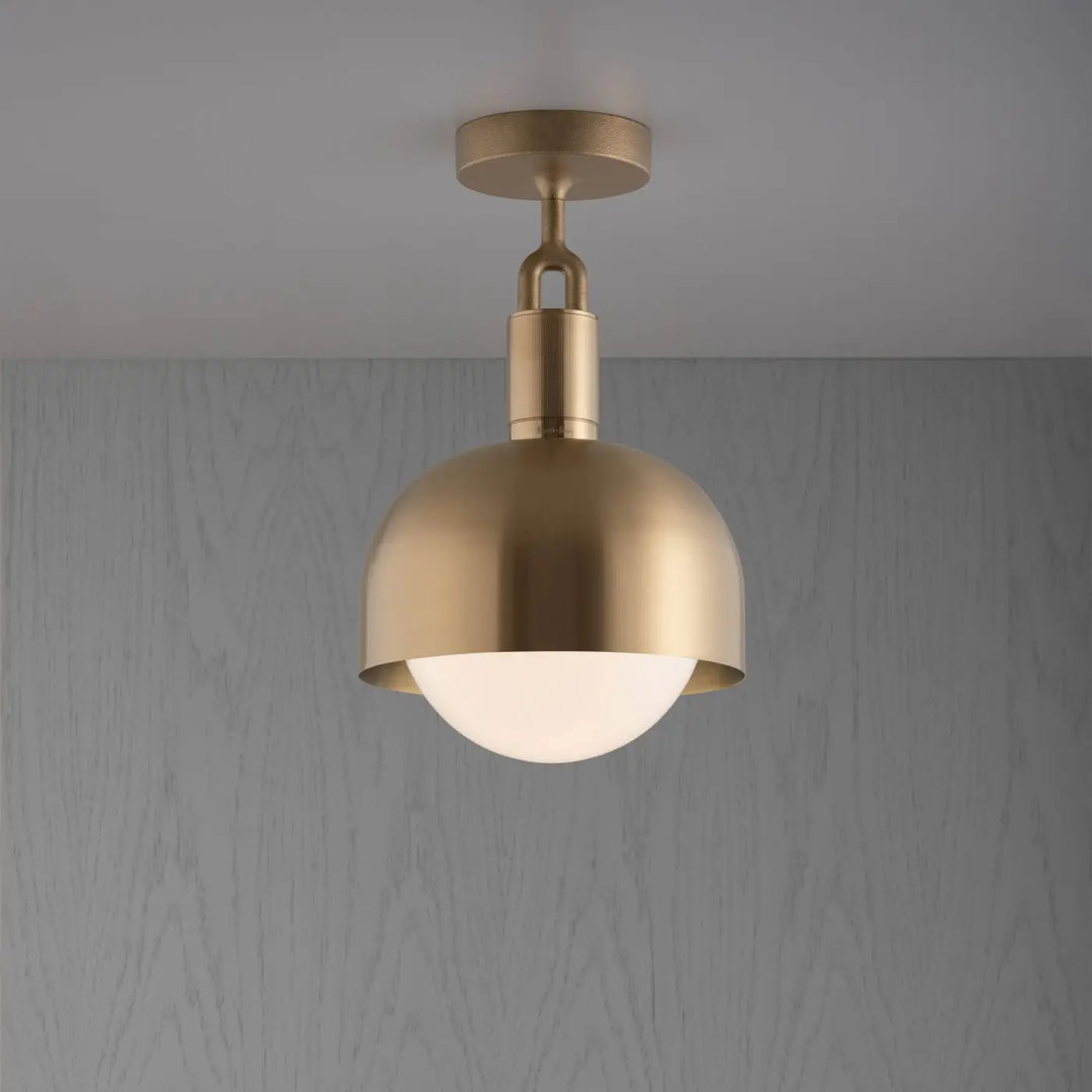 Plafonnier Forked modèle moyen à abat-jour et globe opale, finition laiton #couleur_dor