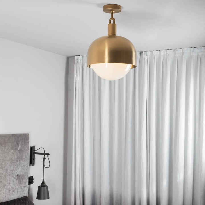 Plafonnier Forked grand modèle à abat-jour et globe opale, finition laiton, dans un intérieur #couleur_dor