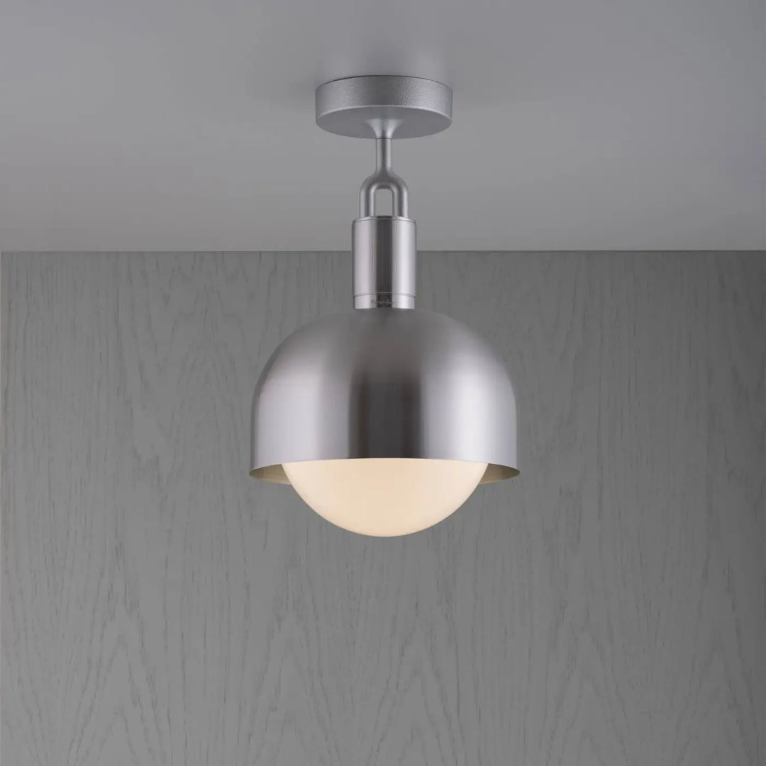 Plafonnier Forked modèle moyen à abat-jour et globe opale, finition acier #couleur_argent