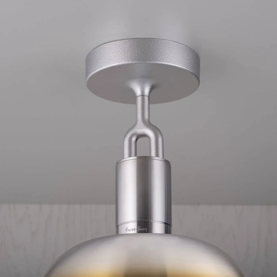 Plafonnier Forked modèle moyen en finition acier brûlé avec abat-jour en métal et globe en verre opale #couleur_multicolore