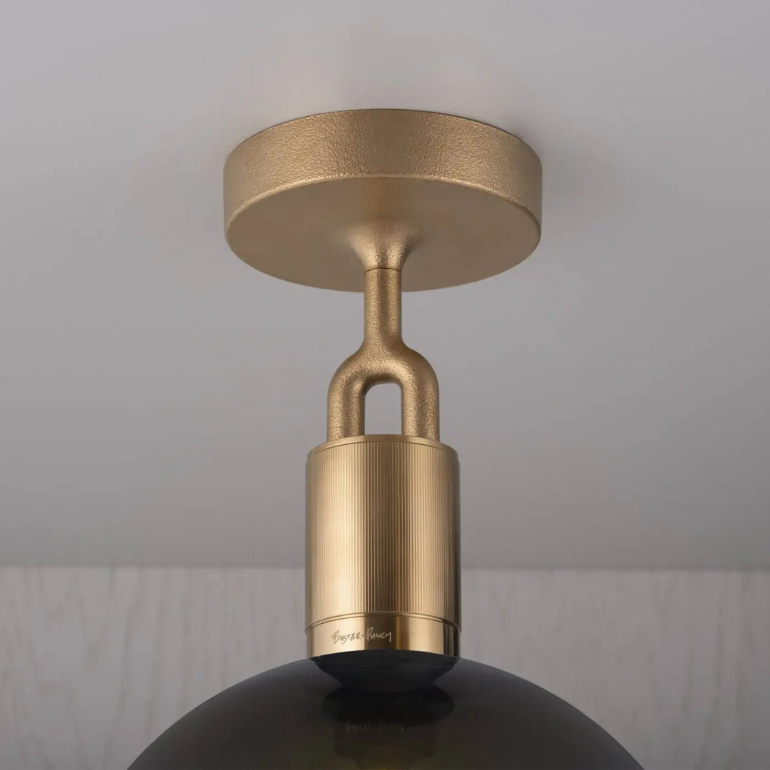 Plafonnier Forked Large finition laiton avec globe en verre fumé #couleur_dor
