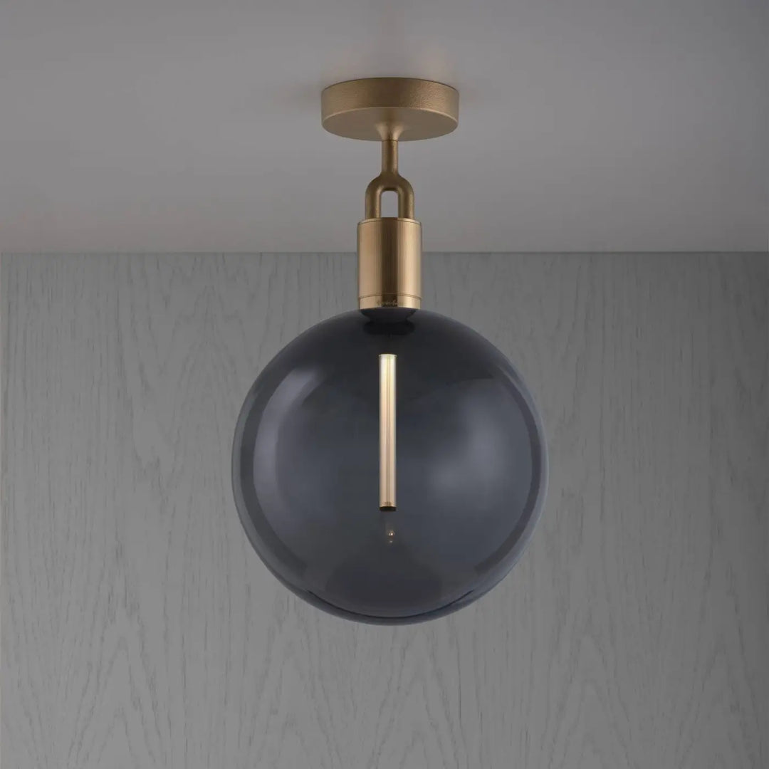 Plafonnier Forked Large à globe fumé, finition laiton #couleur_dor