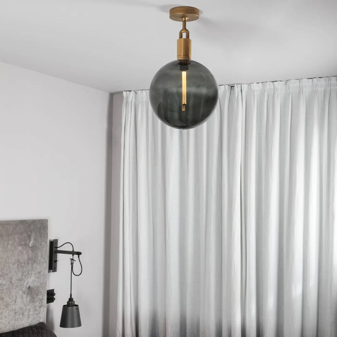 Plafonnier Forked Large à globe fumé, finition laiton, dans un intérieur #couleur_dor
