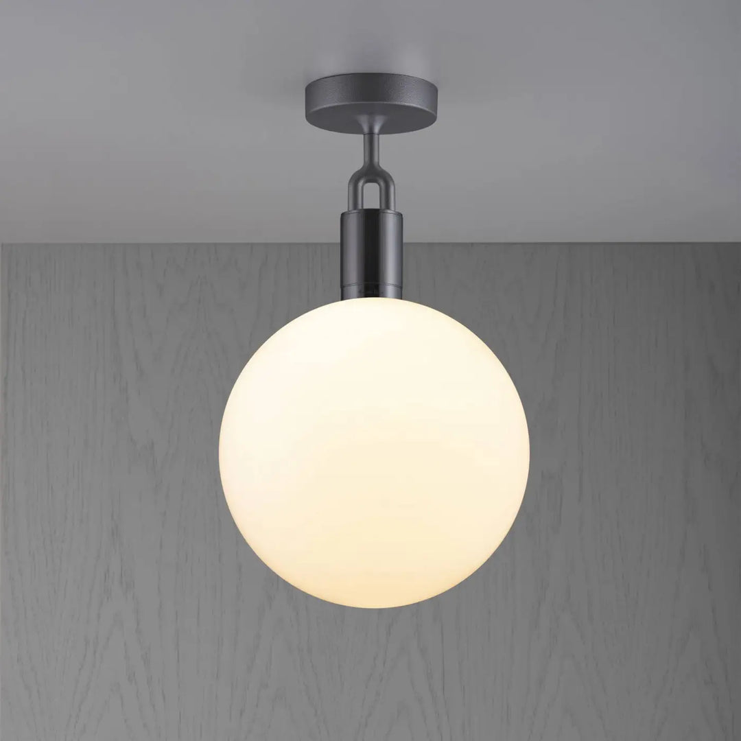 Plafonnier Forked Large à globe opale, finition grise #couleur_gris