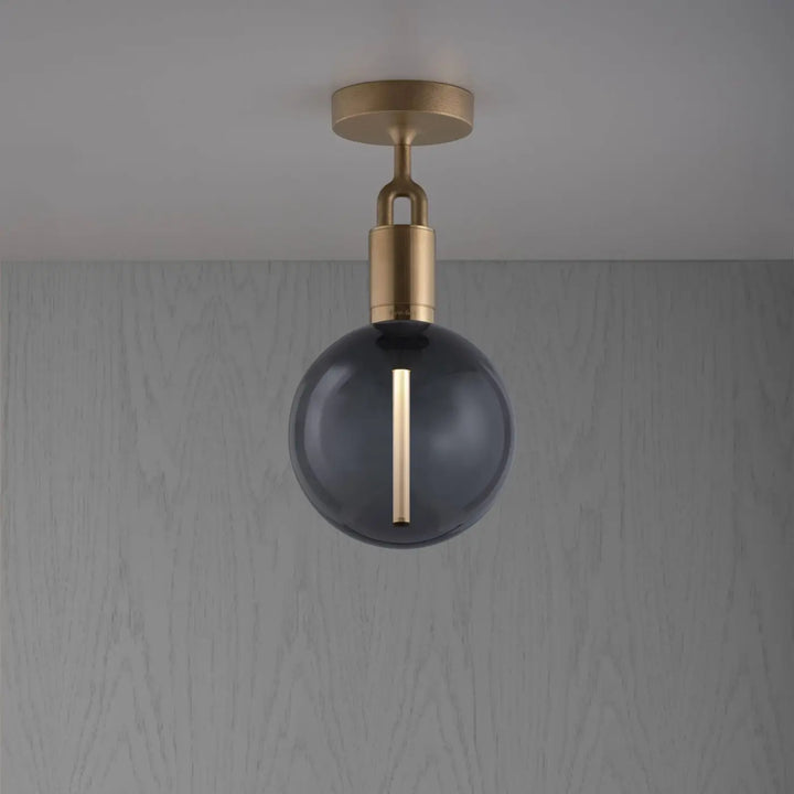 Plafonnier Forked Medium à globe fumé, finition laiton #couleur_dor
