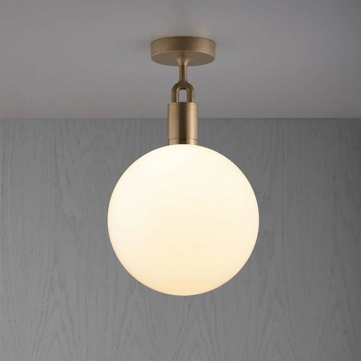 Plafonnier Forked Large à globe opale, finition laiton #couleur_dor