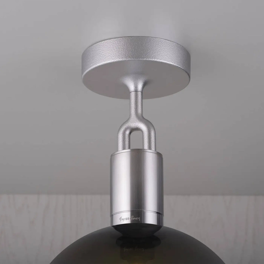 Plafonnier Forked Medium finition acier avec globe en verre fumé #couleur_argent
