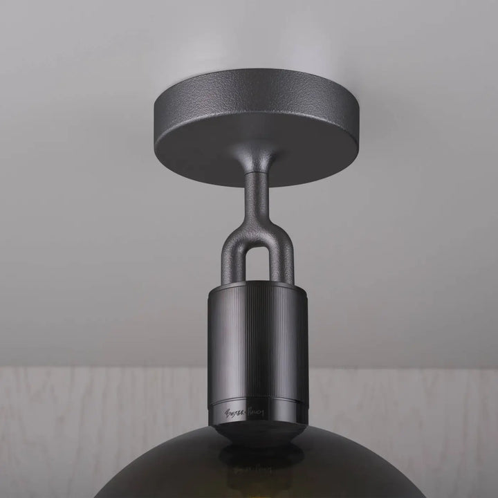 Plafonnier Forked Large finition grise avec globe en verre fumé #couleur_gris