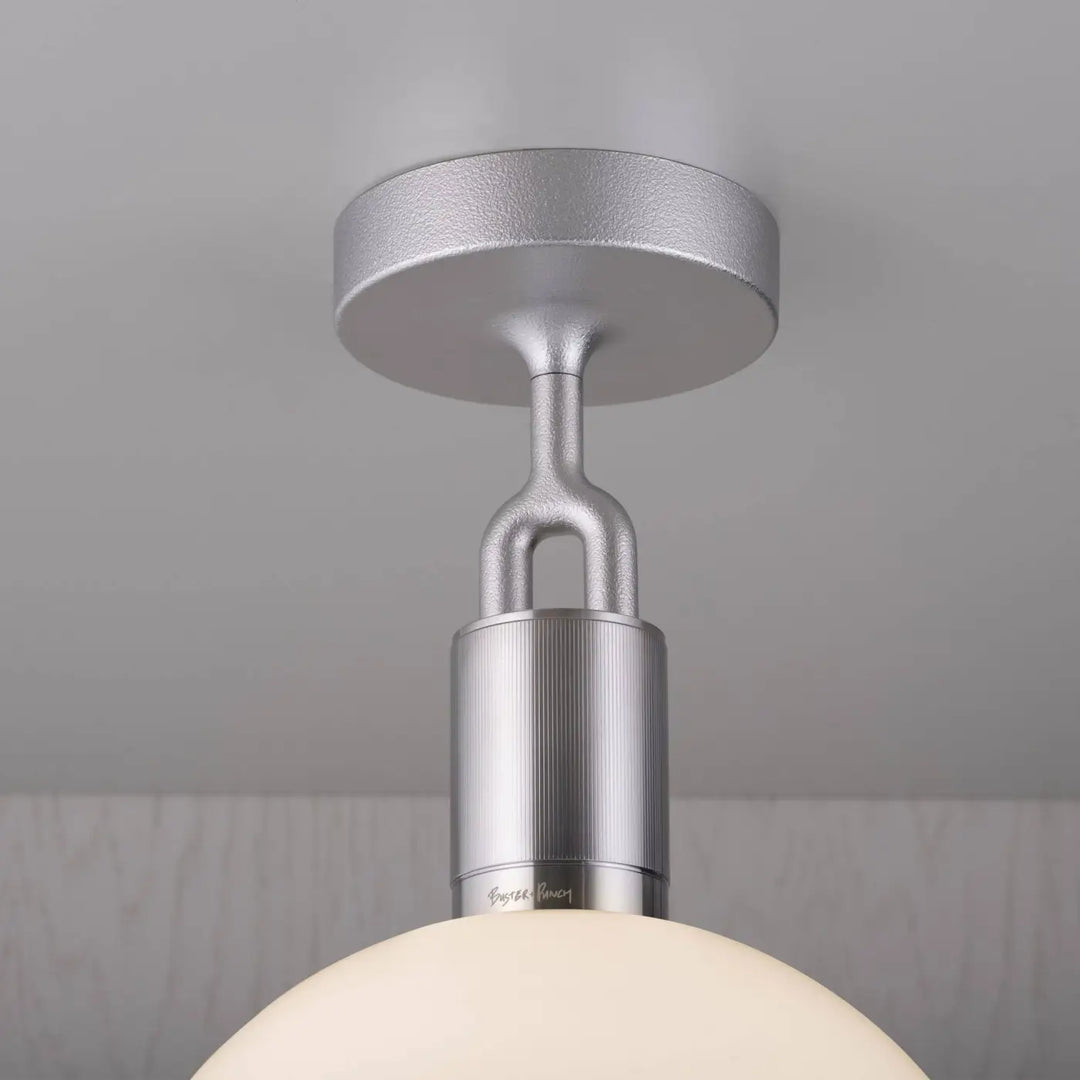 Plafonnier Forked Medium en finition acier avec globe en verre opale #couleur_argent