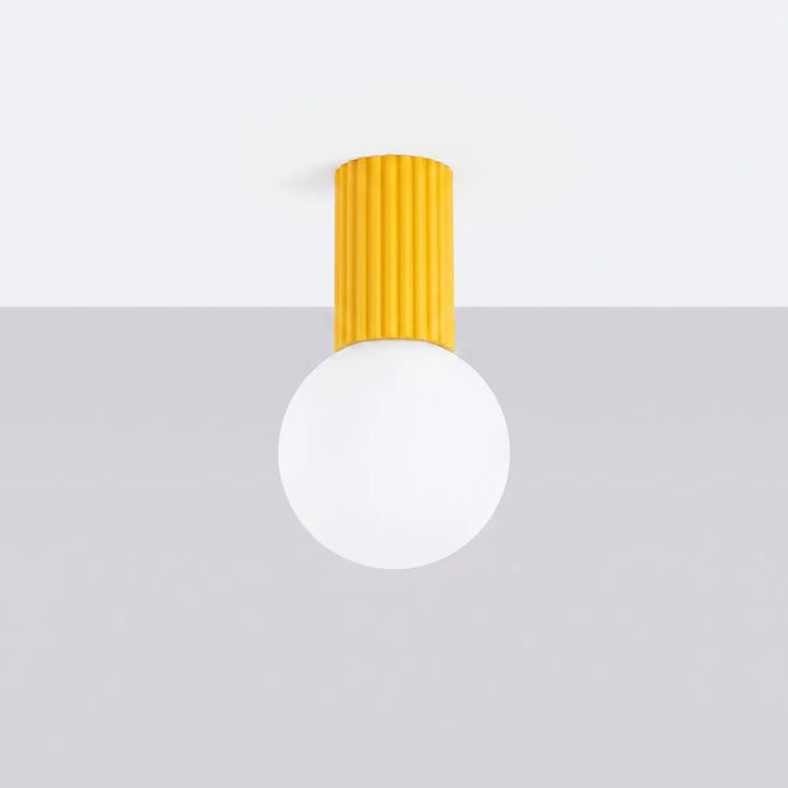 Luminaire Plafonnier jaune éteinte, vue rapprochée