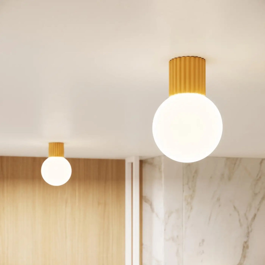 Luminaire Plafonnier jaune allumée, vue rapprochée