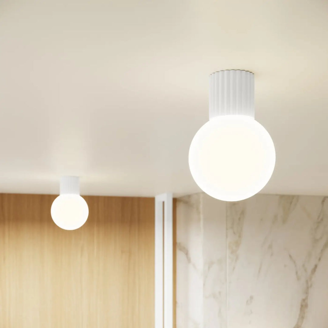Luminaire Plafonnier blanc allumée, vue rapprochée