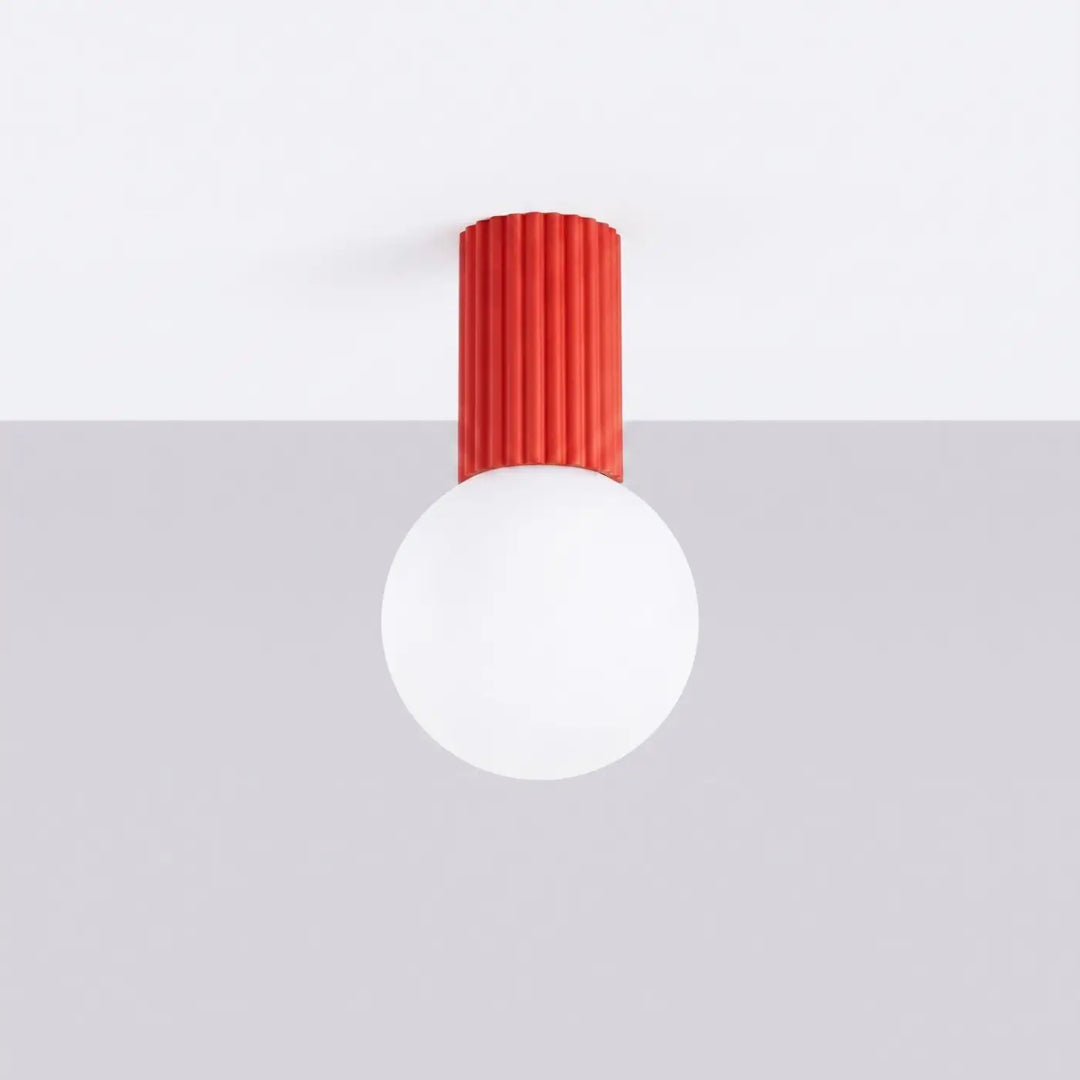 Luminaire Plafonnier rouge éteinte, vue rapprochée