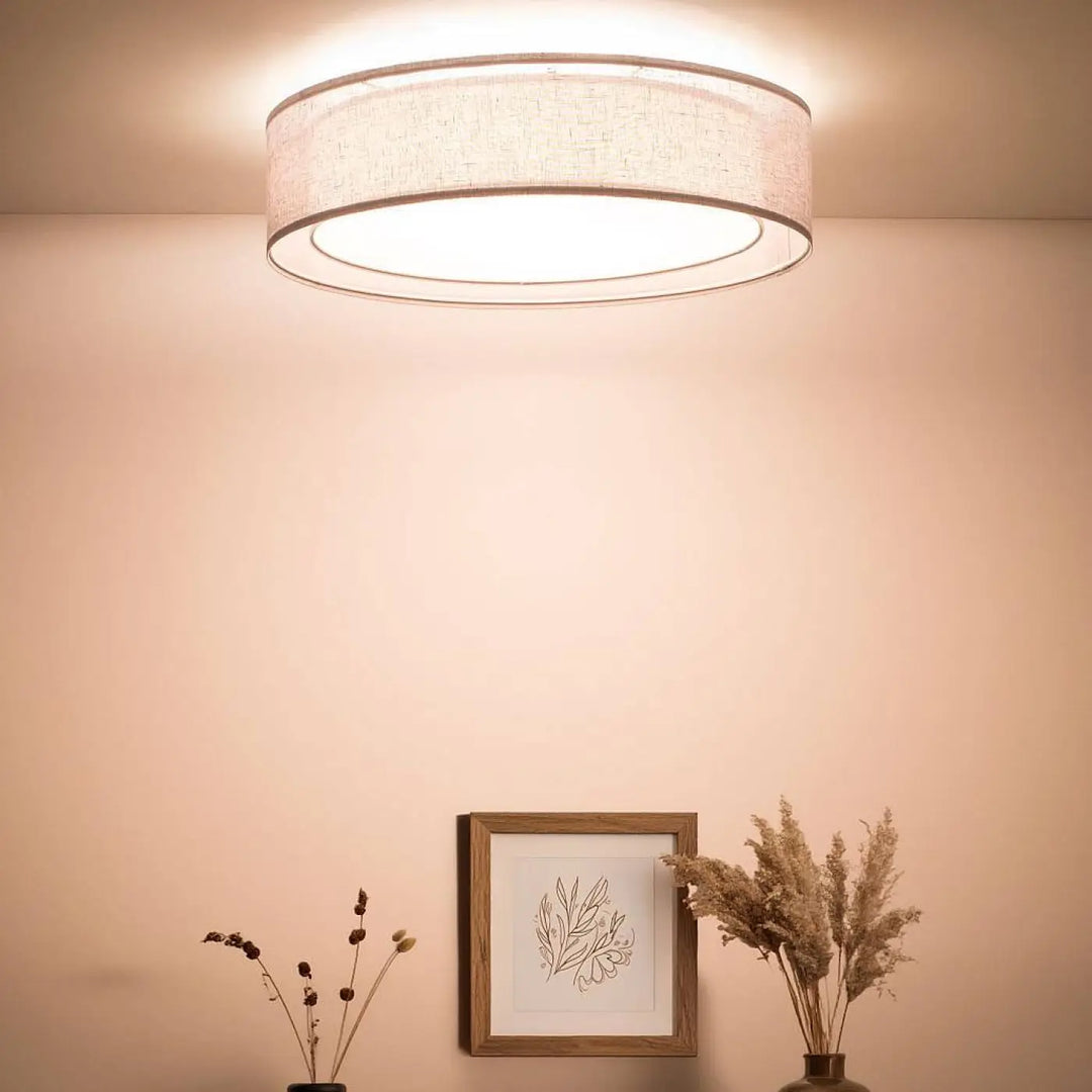 Luminaire plafonnier gris design avec abat-jour en tissu beige texturé et bord métallique pour un éclairage élégant