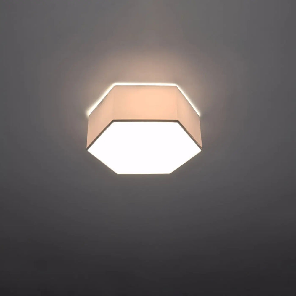 Plafonnier hexagonal blanc allumé