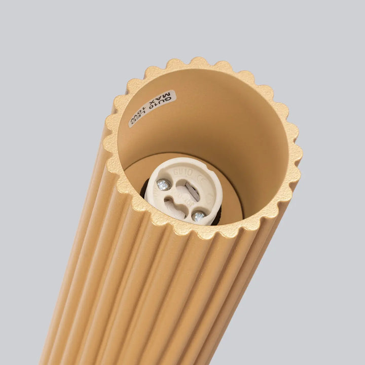 Plafonnier karbon allie design minimaliste avec abat-jour beige côtelé bord scallopé et douille e27