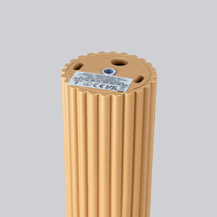 Base de lampe cylindrique en or ribbée avec surface texturée et trous de montage pour plafonnier karbon allie