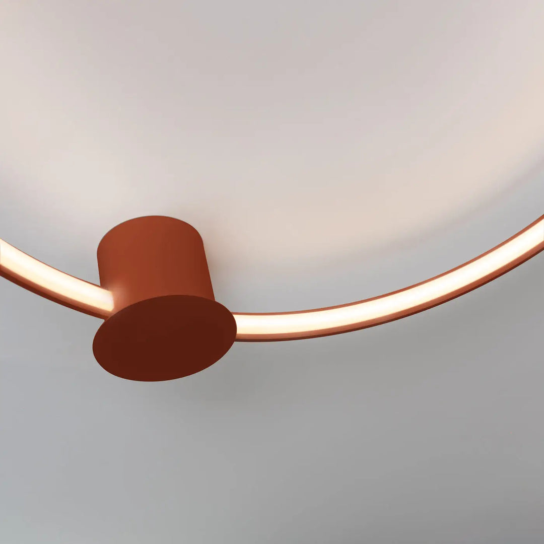 Plafonnier anneau RIO ocre rouge allumée, vue rapprochée