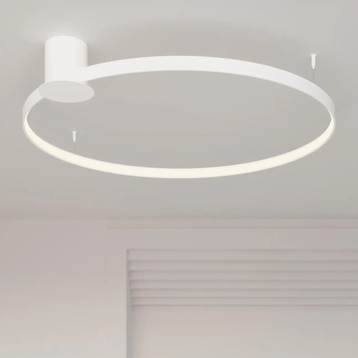 Plafonnier anneau RIO blanc dans un intérieur contemporain