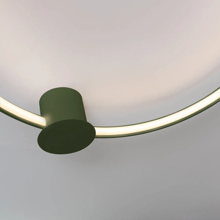 Plafonnier anneau RIO vert olive allumée, vue rapprochée
