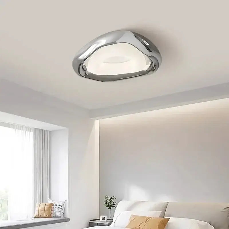 Plafonnier led design moderne chromé forme organique élégante


