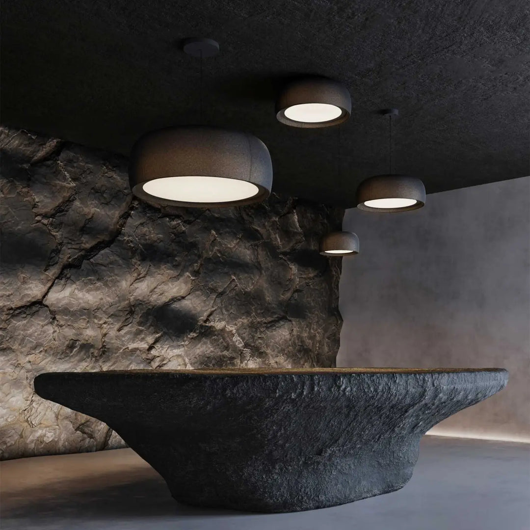 Plafonnier Gong en tissu noir dans un intérieur #couleur_noir