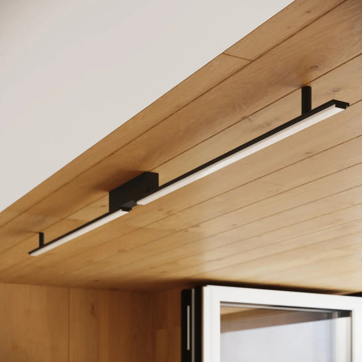 Luminaire plafonnier lagom 4000k doré avec design minimaliste et excellente finition monté sur plafond en bois